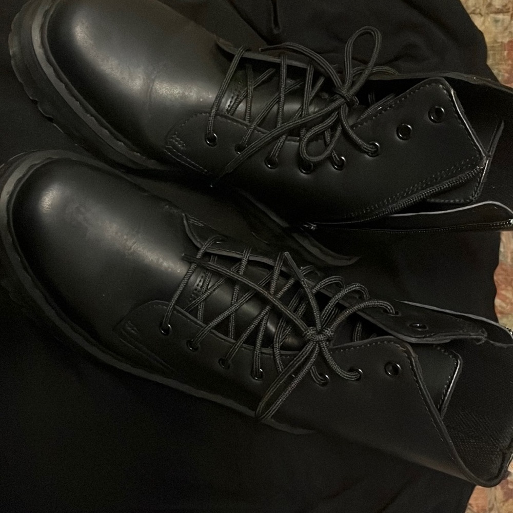 Men new w/out tags Doc Martens size 12